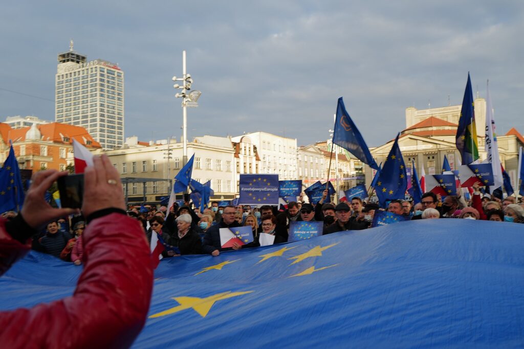 Szlaban dla PiS, My zostajemy w Unii Europejskiej | Monika Rosa